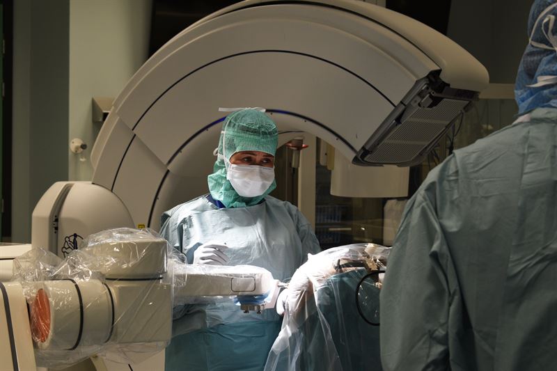 Karolinska Universitetssjukhuset har utfört nordens första robotassisterade stereotaktiska EEG-implantation på patient med svår epilepsi