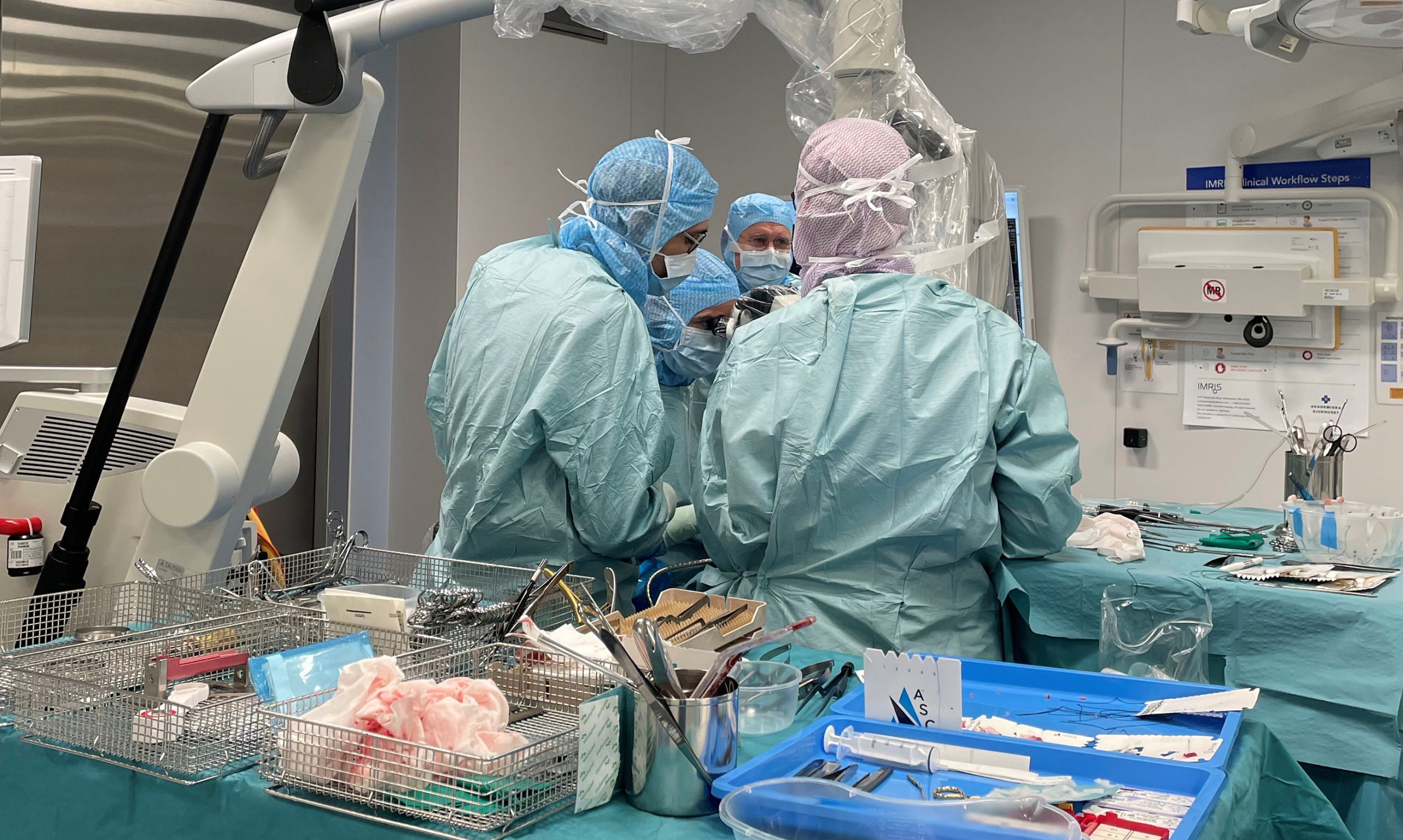 Nu har 100 patienter opererats i den hypermoderna operationssalen med rörlig MR-kamera på Akademiska